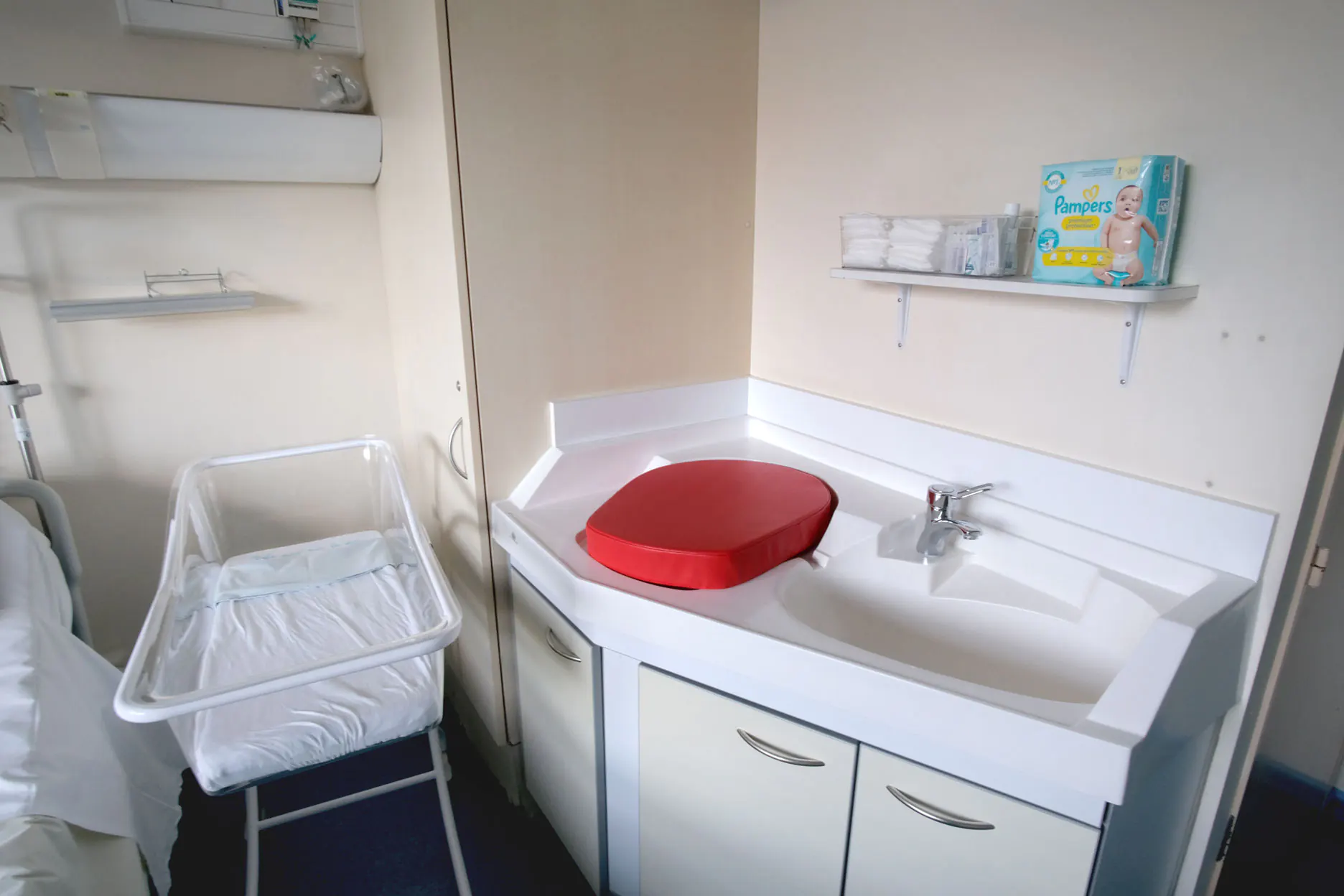 Plan de change et berceau bébé